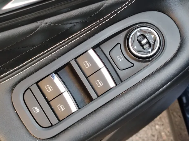 Car image 30