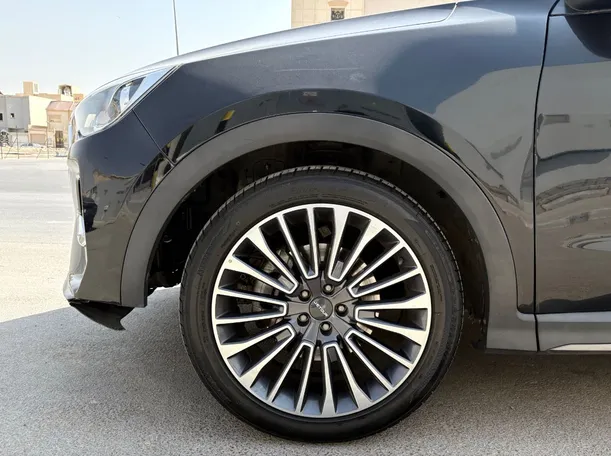 Car image 9