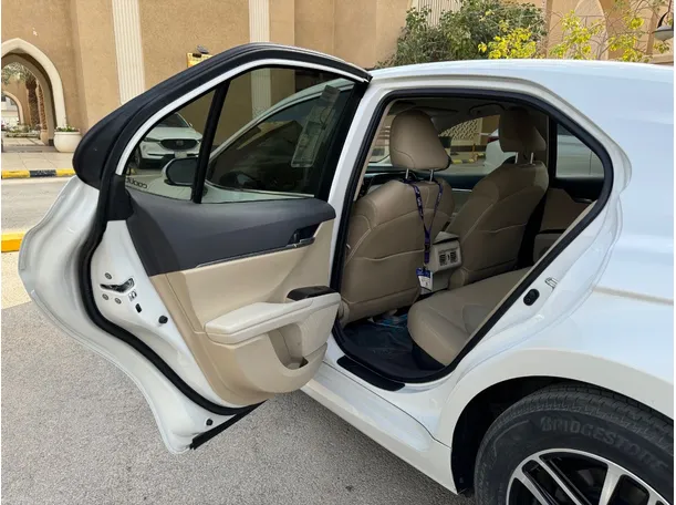 Car image 13
