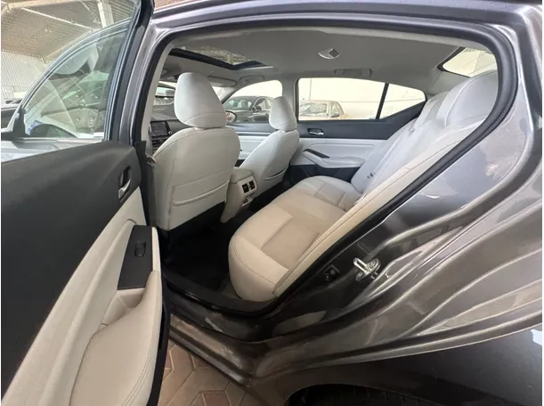 Car image 10