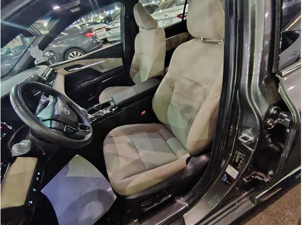 Car image 13