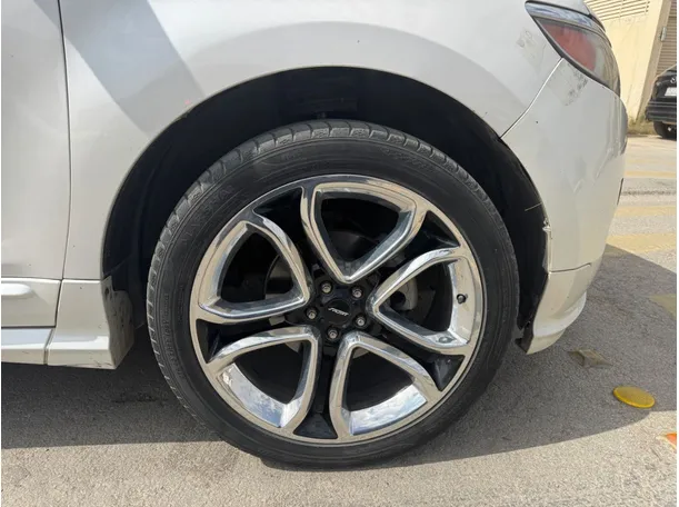 Car image 9