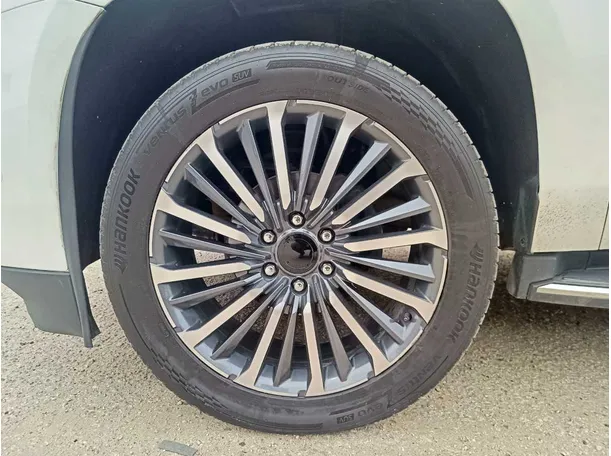 Car image 10