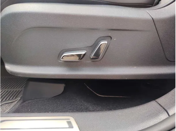 Car image 26