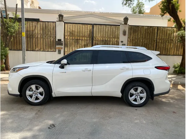 Car image 8