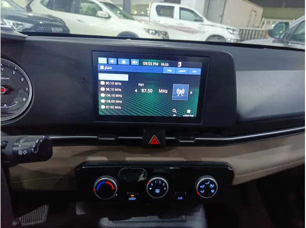 Car image 12