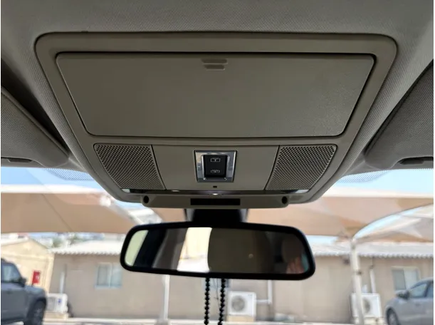 Car image 25