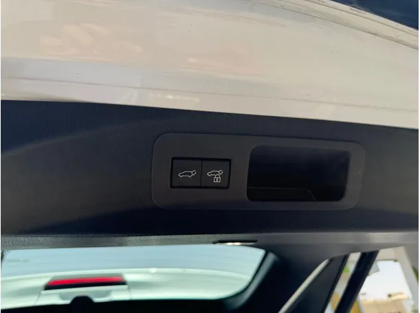 Car image 32