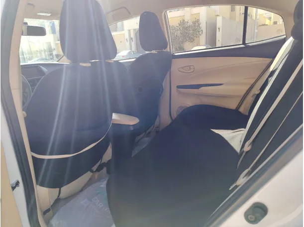 Car image 14
