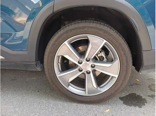 Car image 9