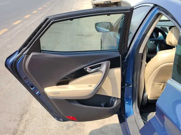 Car image 13