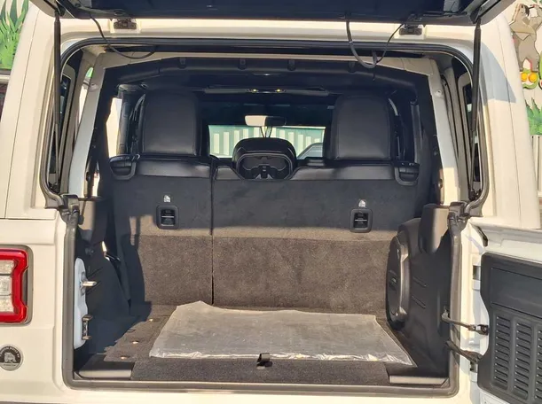 Car image 20