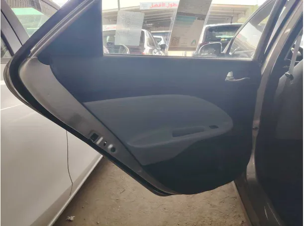 Car image 16