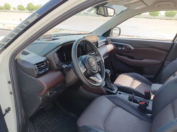 Car image 11