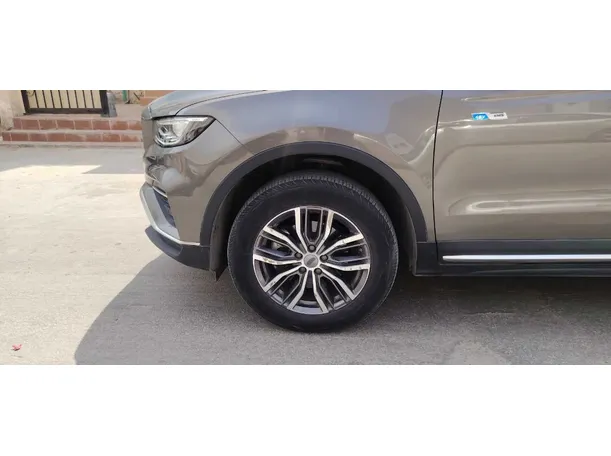 Car image 10