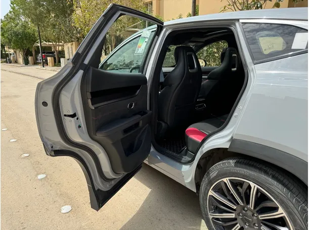Car image 13