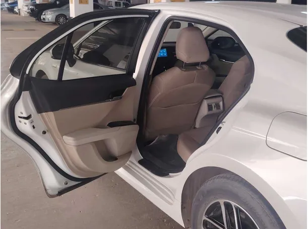 Car image 15