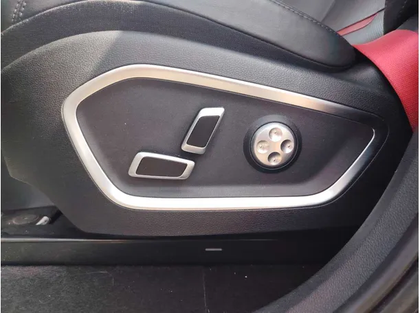Car image 28