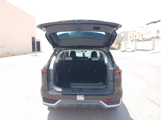 Car image 19