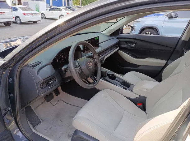Car image 11