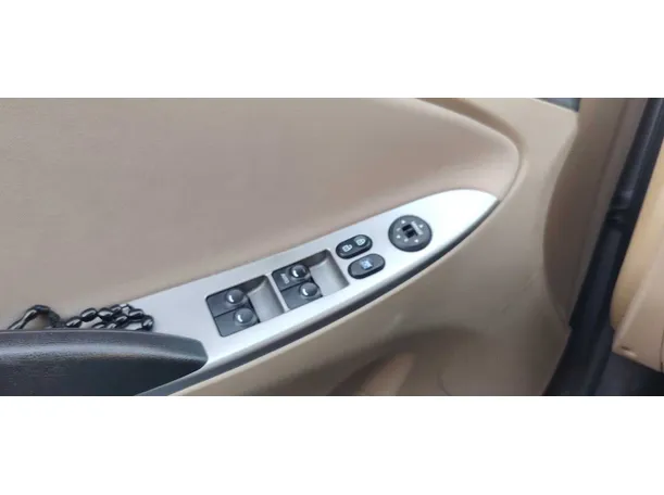 Car image 26