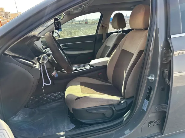 Car image 12