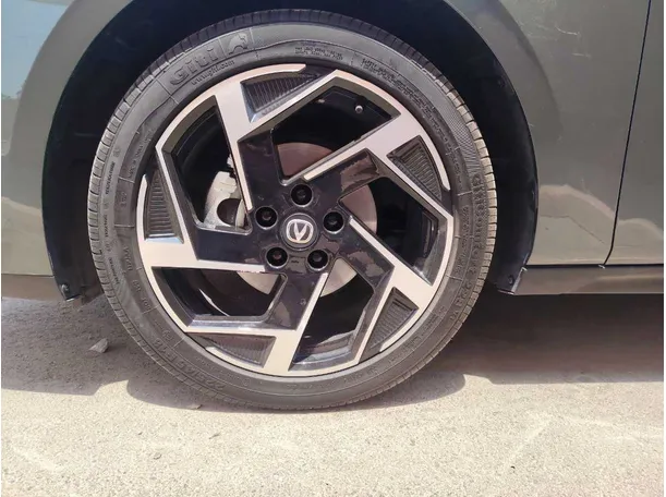 Car image 9