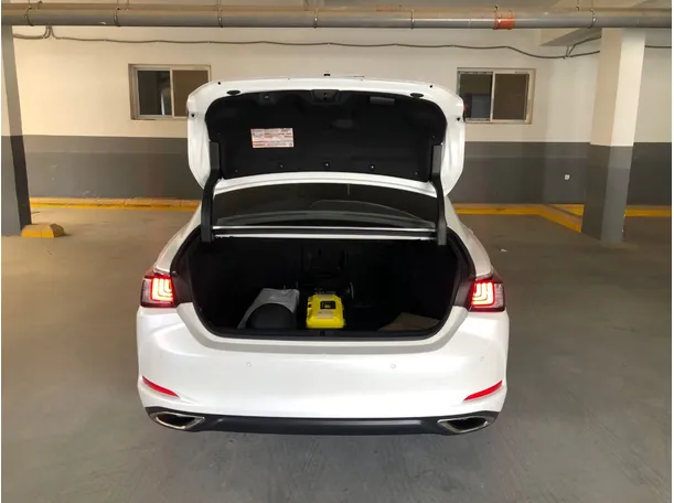 Car image 19