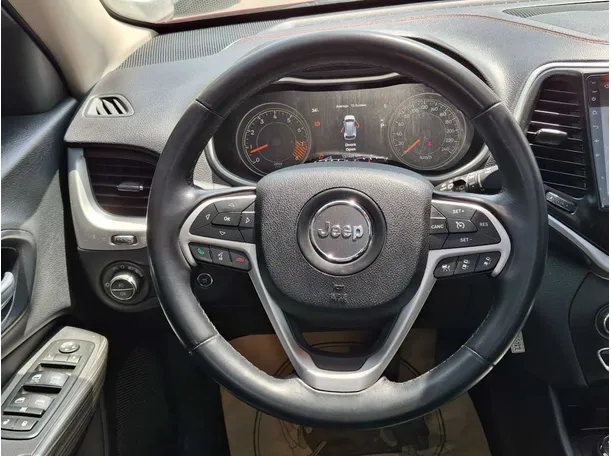 Car image 17