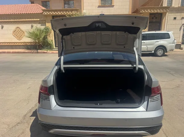 Car image 19