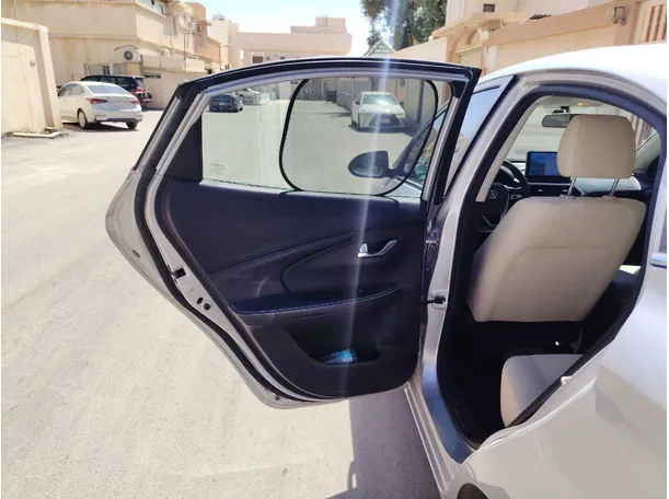 Car image 15