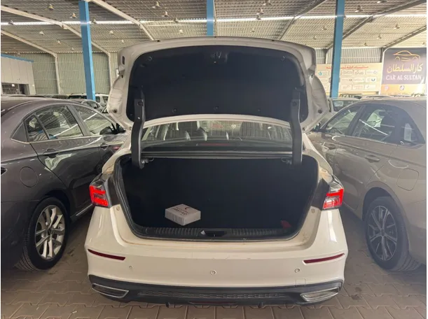Car image 17