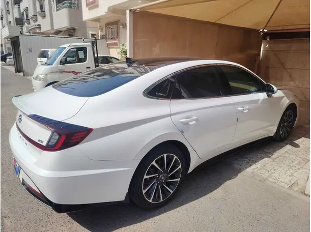 Car image 4