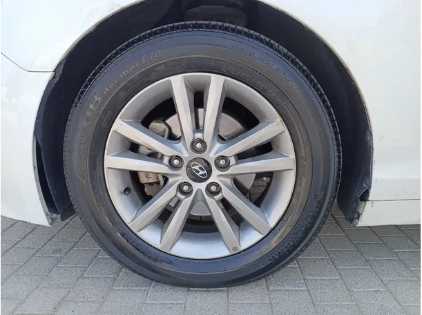 Car image 9