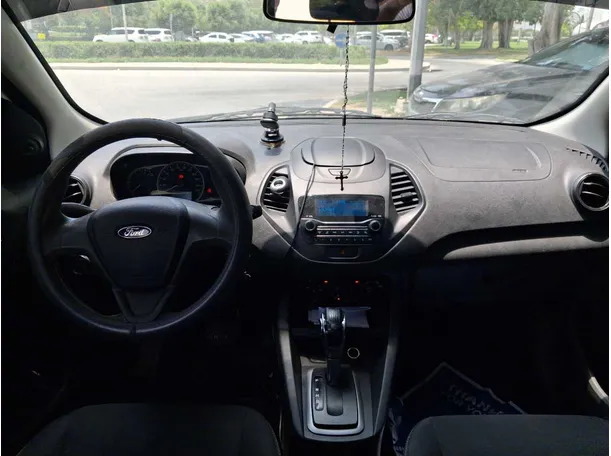 Car image 14