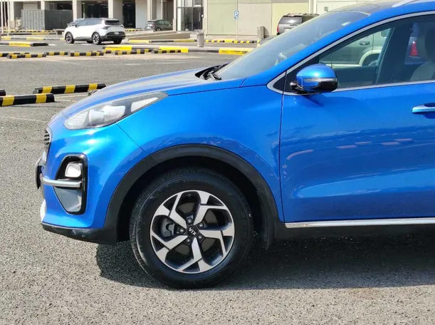 Car image 9