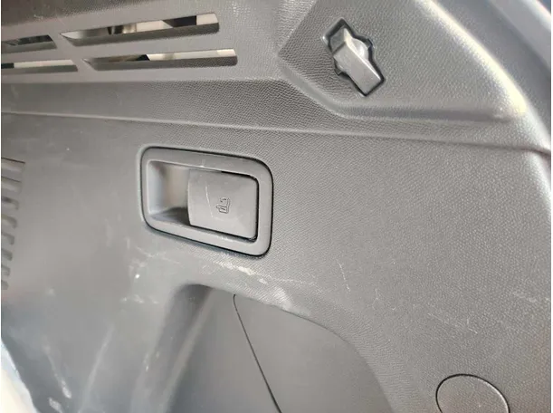 Car image 40