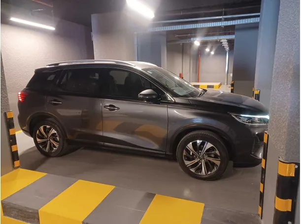 Car image 4