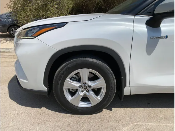 Car image 9