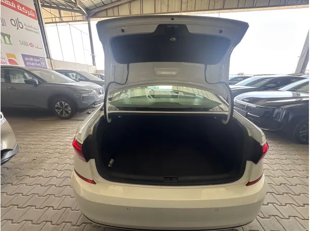 Car image 18