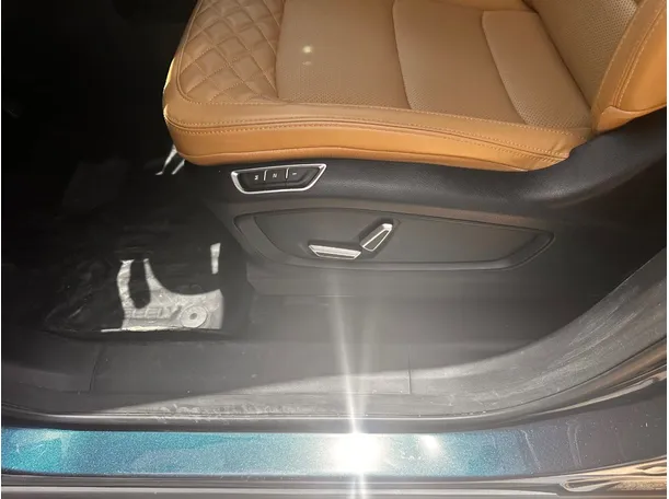 Car image 26