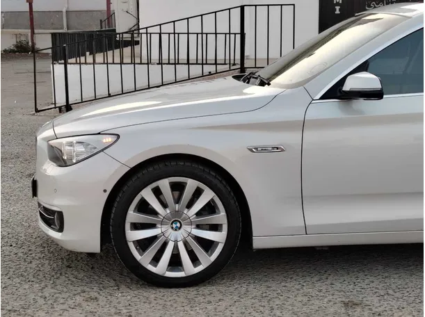 Car image 9