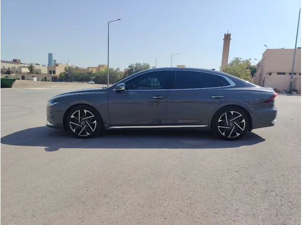 Car image 9