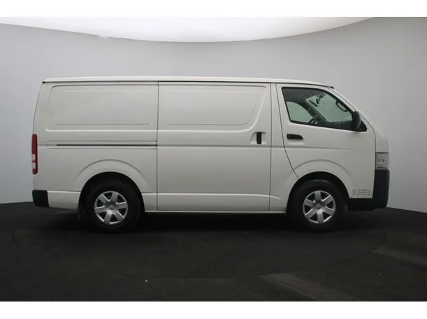 Car image 13