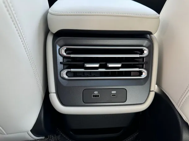Car image 26