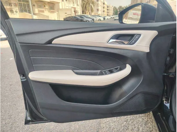 Car image 12