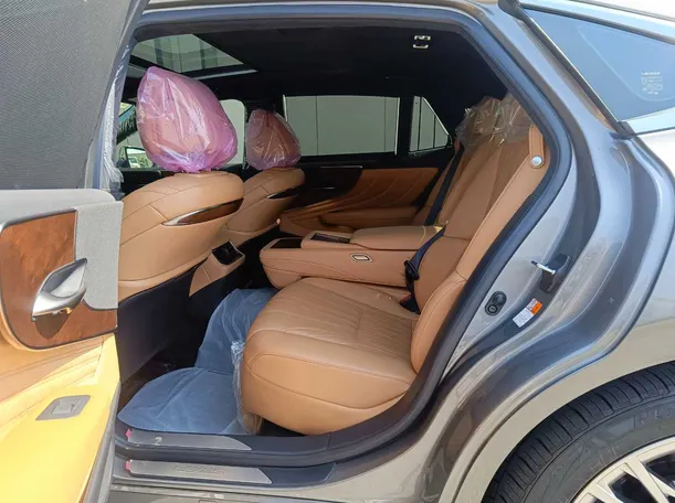 Car image 17