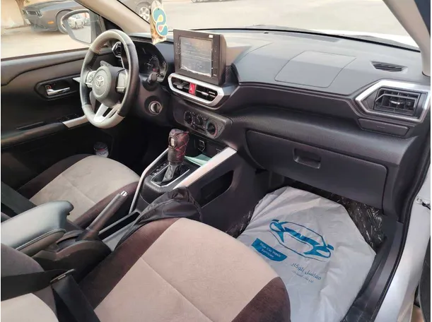 Car image 14