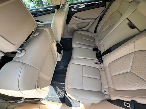 Car image 14