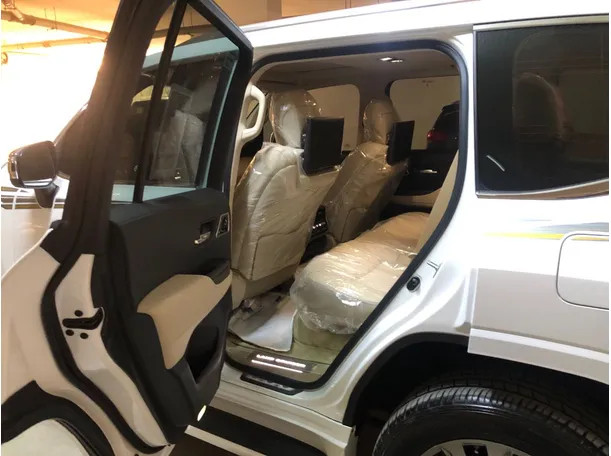 Car image 12